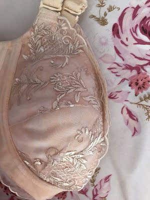 宝贝看上去和以往买的一样，今天穿戴上才发现一个圈大一个圈小，两面不对称，这事啥情况。看上去真不是正品夏娃之秀。有图为证。大家请看图