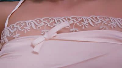 料子很舒服，颜色超好看，我特喜欢，唯一不满意的就是衣服太大，线都可以绑到前面来了