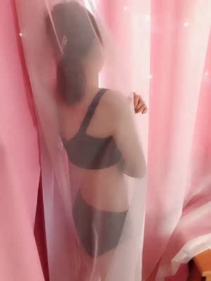 布料很亲肤，很柔软，一体成型！没有钢圈，所以一点都没有压迫感，无钢圈的内衣很舒服没有束缚的感觉真好，夏季可以穿，做工很好很精致，没有色差，款式漂亮，简单优雅大方时尚，尺码标准，穿上特别舒适，都感觉自己没有在穿内衣了透气性好，而且没有束缚的感，非常的好