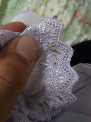 肩带的位置有黄色的东西，不知道是什么，和卖家联系说可以退货，问换货呢，说要等很久。。。我说现在不方便发快递，然后就没回了。。。。。在年货节前就开始等了，然后寄来的这样，在我不方便发快递的情况下如果换货还要等很久。。太毁心情惹中评吧。。。