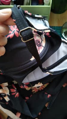 太久没在淘宝买衣服，都忘了图片与实物不符的事儿了。。泳衣也是衣服啊，唉。。。 花色跟图片有差距，实物显得老气！俗。。不天仙穿不出去啊。质感做工也比较差，吊桥的带子设计的不走心。。因为是发转运公司的，退换货运费比东西还贵，就算了，已经闲置。