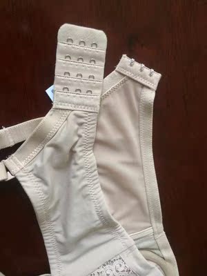 早知道我就买两件了，这样还能减30元。就是没有想到会这么合适，穿着很舒适。内衣女薄款，应该是超薄杯无海绵性感蕾丝内衣才对。虽然薄，但是中间还有一层网纱，前面还有蝴蝶结装饰，肩带是可以调节的固定肩带，弹性很好 穿着不会勒。背后是很时尚的四排三扣，显得很年轻。这个是软钢圈的，聚拢上托效果很好，比硬钢圈舒服多了。很信任这个店铺，因为店铺的动态评分都4.9以上的，客服服务又好，重要是物流很快。这点超赞的。