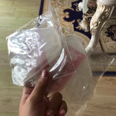 颜色较黄的是啵啵小姐，两者对比我还是喜欢家店买的，啵啵小姐不容易放气，这个很简单而且便宜还送两个侧翼贴，颜色上对比也没那么老土