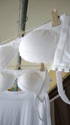 洗完没有任何颜色掉，水是清的，摸起来也舒服，大小也刚好，服务态度也好