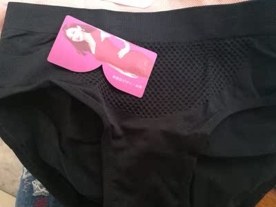 蜂巢内裤果然不错。买了都有三四次了！这款的面料也很舒服，内裤弹性比较大，我觉得你们家内裤的裆部都设计的很好哦，双层棉的，很舒服很卫生！本来是看中款式很好看没想到也很舒服，划算又好穿，包装打开也没有异味，面料很柔软舒服，做工很仔细