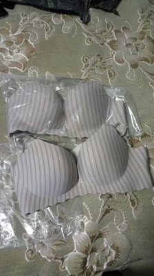 我又一次买了该产品，向同事和朋友看了，她们都说不错，也在淘宝上买了该产品，真的觉得挺好的，摸起来手感柔软舒服，穿着一点儿也不紧，真的觉得买的值，也很好洗，而且又上的新款非常漂亮，时尚。给个五星级的评价！