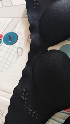 罩杯聚拢 镂空透气 波浪边不勒肉 升级四排扣 防滑防移位颗粒 穿着舒适 黑色内敛百搭