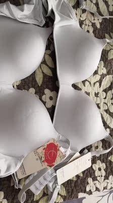 收到了,这款买了好几次,在不同的店买的,价格也不一样,做个对比吧。上面灰色的事在这家买的,下面肉色的在别家买的,别家要贵十几块,款式,用料一模一样,我怀疑就是一个工厂出的|・ω・`)但是灰色的海绵有点软趴趴的,新到的就有褶皱了,而且细节也相对粗糙,不过也算是物有所值。总而言之,贵的没吃亏,便宜的也没上当。 收到了,这款买了好几次,在不同的店买的,价格也不一样,做个对比吧。上面灰色的事在这家买的,下面肉色的在别家买的,别家要贵十几块,款式,用料一模一样,我怀疑就是一个工厂出的|・ω・`)但是灰色的海绵有点软趴趴的,新到的就有褶皱了,而且细节也相对粗糙,不过也算是物有所值。总而言之,贵的没吃亏,便宜的也没上当。