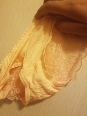 之前一直在亲家买这个内裤，那个时候是一个价格什么颜色的都有，不知道为什么现在只能买一个颜色的内裤啦，不过质量还是一如既往的好，虽然裤头有蕾丝但是真的特别柔软，一点也没有扎人的感觉。真的特别一日既往的好，就是能不都是一个颜色么？