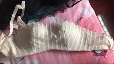 不满意，轻薄款，适合夏天穿，好歹一百多，其实很普通，写的面料是棉的，感觉也就几十块钱的样子包装也很随意，白色是另外一家店同时买的，七八十，送了透明肩带，皮尺，而且用纸盒装的。对比下来心情不怎么美，不喜欢退货，反正夏天穿穿可以~