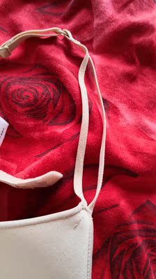 料子很柔软，穿着舒服，肩带前边两根细的后边一根粗的，很注重细节