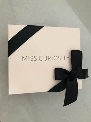 布料很滑,就是有点褶皱,洗时候掉色严重,但是很美很合适,包装很好看很贴心 布料很滑,就是有点褶皱,洗时候掉色严重,但是很美很合适,包装很好看很贴心