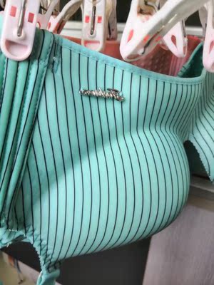 刚拿到就马上洗了  等干了就能穿了  颜色挺好看的 摸起来也舒服 布料很柔软