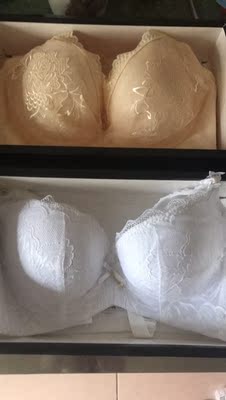 一次性买了两件，实体店不打折，打折的时候买的，价格很实惠，也是第一次买非海绵内衣，穿起来很聚胸，内衣质感非常好，客服服务帮忙介绍的尺码很合适，还送了内衣专用洗衣袋，送了一个透明肩带，下次会继续光顾的！