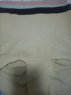 内裤质量不错。颜色也挺好看的。没有色差。是纯棉的。贴身穿不错。很满意。做工非常精细。没有线头。布料特别柔软。价格挺划算的。以后内裤就选定这家了。