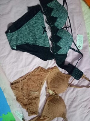 东西一如既往的好，买了五套了，不能继续了，真的要剁手了，白的黑的绿的酒红砖红，颜色都想给它集齐了。。。才发觉除了黑白其他色也很好看，这次买的这个砖红色吧，很显白哦，本来犹豫是买黑色还是这个呢，但是以前大多都是买黑色，而这次也买了一款黑色的，还是想换换吧！内裤前面都是蕾丝的不知道会不会扎，前面几款的内裤穿着都挺舒服的，棉的也不会夹屁股也不勒，很好很好。