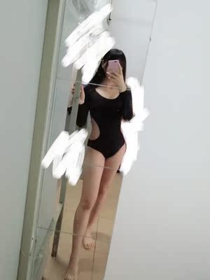 泳衣很好看质量也不错双十一比平时便宜设计感很强领口开得也不低算是保守吧但是腰和后背又有了不一样的性感和别的那些花花绿绿的妖艳xx就是不一样 但是&hellip;&hellip;！压胸啊！！比死库水还压胸！D杯妹子快死了！！想出手&hellip;&hellip;仅隔衣试穿什么都没动裆部贴也没取按双十一价格，有人要吗QAQ