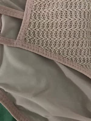 内衣很漂亮,也很舒适,细节可以看出质量很好,本来只买了灰色,但码买大了,又重买的,就又加了一个粉色的。 内衣很漂亮,也很舒适,细节可以看出质量很好,本来只买了灰色,但码买大了,又重买的,就又加了一个粉色的。