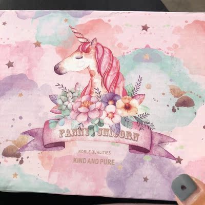 包装盒，太好看了很少女，因为这文胸和市面上的有很多一样的，但是最后还是选了这家店，因为我很喜欢这种样式的文胸 很舒服，质量也很好，摸起来很柔和，希望她们家的文胸以后质量也像这样好 很喜欢。