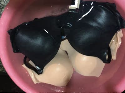 发货很快，还送了两个衣架，透明肩带，第二次买了，穿起来挺舒服的。