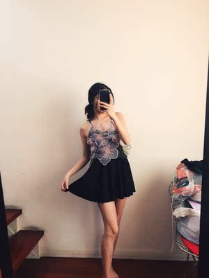 完美完美！随手一拍，一心想着试衣服其他什么都没管了，请忽略凌乱的背景，回到主题，发货快，运输也快，快递服务也很好，衣服质量好款式好，布料舒服，弹性好，不会起皱的那种，像我这种小个子的人能买到这么时尚又合身又漂亮的衣服算是万里挑一了，一直觉得本姑凉是个平胸嫂嫂生怕胸围会穿不出世面，因为我是个很保守的人，所以生怕生怕，没想到既然也很完美，没有配胸贴也没有采取任何护胸措施，就这样直接穿，既然没有显得胸前夸张，也不是空空如也的那种，个人觉得不但时尚而且穿得也大方，不是飞机场也没有余肉肉，这衣服设计太好了，喜欢游泳的人应该都适合这种泳衣，版型好又修身，又无论胖瘦都能穿，店家卖这样的衣服发财就是眼前的事，祝店家生意兴隆！