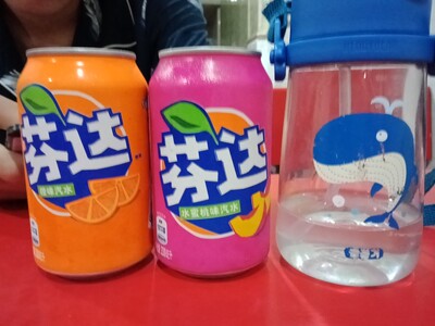 给妹妹买了两条，自己买了两条，妈妈买了两条，还拼了一条内裤。总结下:1，我买的那个套装，颜色色差大，非常大。肤色根本不是肤色，反正色差很大。很薄，给妹妹买的这套有点厚，颜色挺淡，这个颜色是我喜欢的。内裤也还行吧？2 包装太次，就一个快递盒，里面一个超薄塑料袋装着内衣，讲真，看起来像是20元的内衣。古今好歹是个牌子，包装也要不了多少钱，不能在包装上下点心？3 才穿两天感觉还可以，挺舒服，过两天感觉钢圈有点戳，侧着躺着的时候，这点非常不喜欢。其他没什么好说的了，全是客观评价。