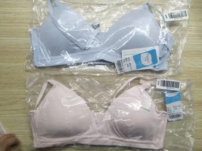 很喜欢的一型内衣 超级适合我这种没有胸 但是又不能不穿内衣的人 哈哈哈哈哈哈 造型特别简约 然后莫代尔面料又很软 很舒服啦 肩带是比较细的 超爱的一点 再然后 其实每个颜色都超好看的 怎么买都行 超爱 物美价廉 很赞