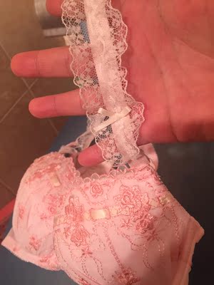 很漂亮的文胸。买了三套,超级喜欢这个。大码少女心。嘿嘿嘿。推荐给我姐妹了。码数全大小码都有,很好。 很漂亮的文胸。买了三套,超级喜欢这个。大码少女心。嘿嘿嘿。推荐给我姐妹了。码数全大小码都有,很好。