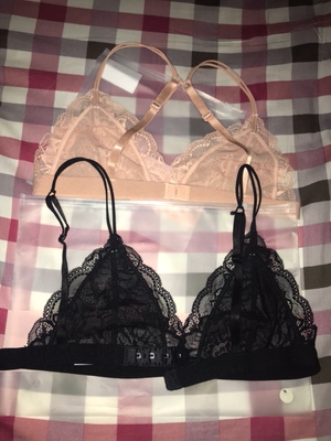 刚拿来以为会很透 没想到非常奶思 还送了乳贴 很轻薄透气 我是不会凸点 就算凸还有乳贴啊 比厚重的内衣好太多啦 也不会很松垮 底部袋子还是有紧度的 不会担心抬手或者大动作内衣会上走