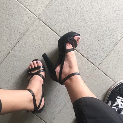 跟挺稳的 就是走路会往前滑 质量还不错