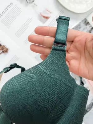 超级划算！！！这个牌子质量有保障，在他们家买了两套 料子摸着很舒服，大小刚刚好，弹性大又不勒，总之超值！！！一开始是抱着尝试的心态买的，收到货还不错，没有刺鼻的味道，跟图片比没有什么色差，真的是超级赞穿着舒适，聚拢效果很好，收副乳也是赞赞的。下水洗了也没有掉色现象，干了就可以穿了，设计合理穿着肩带不会掉，显瘦，弹性很好摸着也很舒服，非常满意。