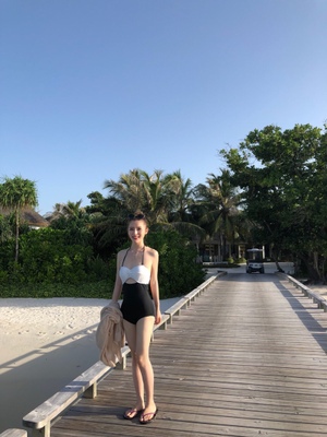 衣服收到了，不错很喜欢，朋友们见了都说漂亮，还很显瘦，也很舒服，很满意的一次购物