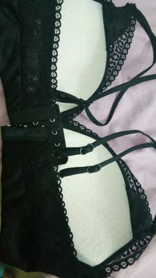 靓靓直播推荐的，内衣很舒服柔软，有点小性感，里面是网眼很透气，这是洗过了穿过一次的，不会变形哦，客服服务态度也好很有耐心回答问题，还建议买大一码，刚好合适，满意的一次购物，祝卖家生意兴隆，👍👍👍