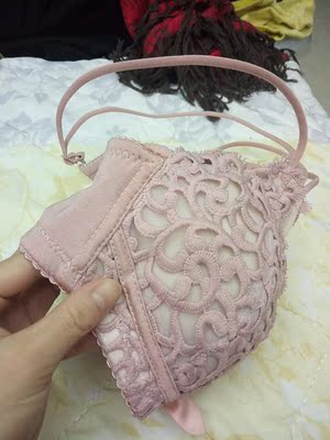 样式很漂亮，就是布料有点硬，偶尔装逼时穿还行，长期穿就要换种布料