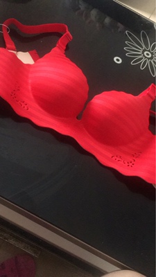 物流发货快，宝贝收到非常满意，很聚拢，是我想要的，内衣做工很细致，料子也很舒服，最主要的是价格也很便宜实，，试穿了一下，尺码标准，效果也非常好，聚拢 上托，而且肩带不会滑肩。小仙女们赶快下单哦