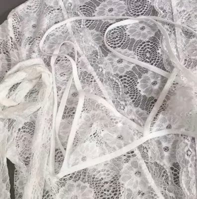 宝贝收到了，盒子包装精美，睡衣性感穿着舒服，外搭平时搭个吊带也可以穿，不扎手，腰间还有绳，不是薄薄的一层，料子穿着滑滑的，舒服