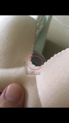 有压痕没吊牌中间那里绝对是被人穿过的,卖家说不是质量问题,要有明显的破损才是质量问题,可以退运费要自己出 有压痕没吊牌中间那里绝对是被人穿过的,卖家说不是质量问题,要有明显的破损才是质量问题,可以退运费要自己出