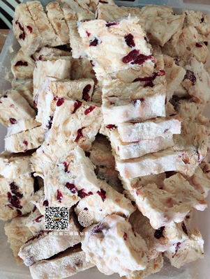 用来做雪花酥的,其他奶粉太甜了,一直喜欢这个奶粉的口感, 用来做雪花酥的,其他奶粉太甜了,一直喜欢这个奶粉的口感,