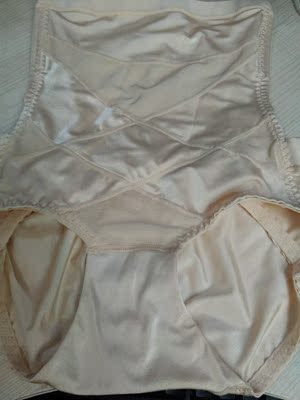 特别的好~实在是一次满意的购物，比实体店便宜多了，很划算，质感很好，做工挺棒。没有多余的线头，摸着柔滑舒适！穿上很舒服。穿上可以，不 会有小的感觉，高腰，刚刚好！一直担心穿着不舒服，结果很惊喜，穿起来很好。面料很好，弹性很好，很舒服手感棒棒哒。超乎我的想象。没有异 味，做工良好。物流很快，想买的亲们要抓紧啦！不会错的。打算最近再买一套，衣服好才值得再次购买哦