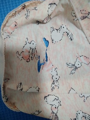 我都呵呵了,穿了就破?我90斤不是多胖吧,这个料子就这样?买了冰丝牛奶丝俩材质还是一样的?本来说算了,但是这个破了真是不能忍了,心情糟糕。 我都呵呵了,穿了就破?我90斤不是多胖吧,这个料子就这样?买了冰丝牛奶丝俩材质还是一样的?本来说算了,但是这个破了真是不能忍了,心情糟糕。