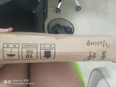 物流很快，但是包装盒都坏了，也没有色差。不知道掉色严不严重。