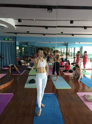 瑜伽裤质量非常好，价格实惠，弹性大，不透，非常喜欢。