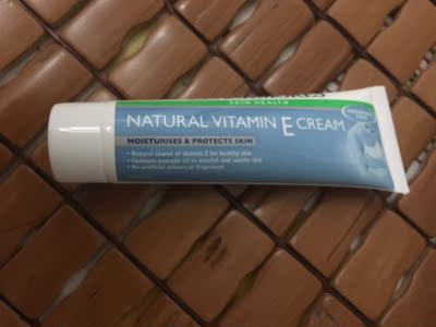 第一次用这个。昨天晚上敷水膜的时候，涂了一层在上面，敷水膜后，又用这个涂了一层脸。感觉好好腻啊。但是我睡觉就没管它了。第二天醒来，已经完全吸收了，不油，然后脸滑滑嫩嫩的。可能这个夏天用有点油，但是可以慢慢吸收。感觉还是不错的。