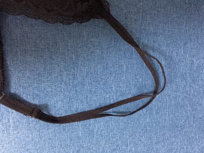 非常好看的内衣，薄的好舒服哟，黑色好搭配，其他颜色也不错。肩带也是新流行的双细肩带。总之满分呀！内衬里面也很好。没线头，做工也细致的。