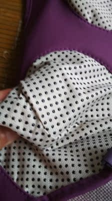 超级大差评！都极少差评的，太气人了！图片说的多好，按摩热敷什么的。实际就两个小硬在块震动，热敷也就那两个硬块热一点点。跟本没有按摩的效果反而振的难受！那两小硬块带上还割的很疼，硬块挺厚的！体验极差！别说享受了简直是着罪！要我选择七天无理由退货。没有运费险了还要自己掏运费。劝大家别上当了！他家刷单也不知道花了多少钱！