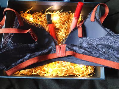 上新预览第一眼看中的款式和颜色～好货不怕晚，预售等的值，搭配一套很美，浅墨蓝色和焦糖色撞再加蕾丝元素色很特别～ 颜值：★★★★★ 做工：★★★★★ 舒适度：★★★★★ 不空杯：★★★★★ 收副乳 聚拢效果：三角杯不做参考