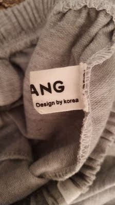 这件裤子还不错，面料还可以，不是很厚，也没有很薄，还行吧，领了5元红包买的，没有抢到另外一个10元红包，裤子还可以，快递也挺快的，还不错，哈哈哈哈哈，这件还不错吧，有一点小味道，味道不是很重，走线也还可以。