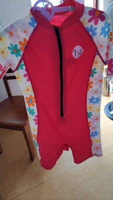 挑了很久，以后看中了这件连体泳衣，质量很好，这下不用担心小孩着冷了，物流很好，很快就收到了。