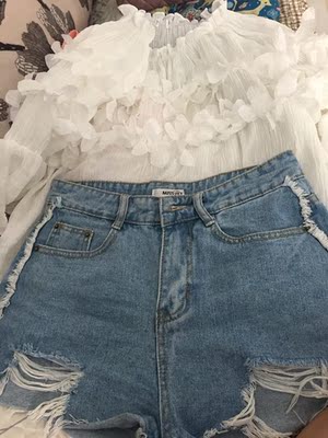 质量很好,上身显腿长,颜色也好看。帮同事也买了一件。 质量很好,上身显腿长,颜色也好看。帮同事也买了一件。