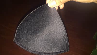 上次在咱们家买的胸贴，这次买内衣二话不说就选择了咱们。首先商品我是放心的，所以这次只是选择了款式。这次活动很划算，相对性价比高。物流发货真的很快，包装也很好，收到时检查了一下质量，真的很棒。清洗之后没有变形，穿着放心。夏天胸垫可以拿下来，也不会漏点，很薄很舒适